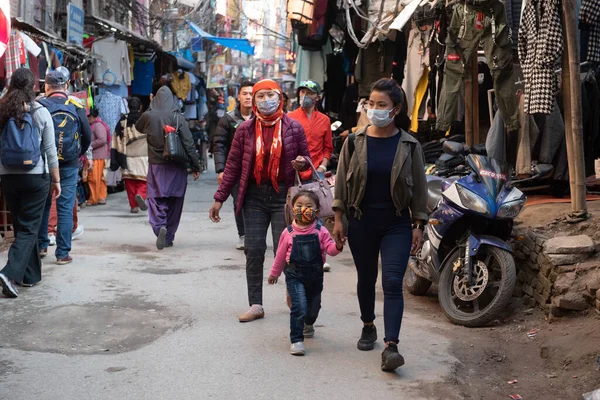 Menschen mit Schutzmasken auf dem Straßenmarkt von Tamel in Kathmandu in Nepal. — Stockfoto