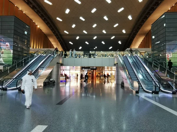 Interior del aeropuerto internacional de Hamad, en Doha Qatar, Oriente Medio —  Fotos de Stock
