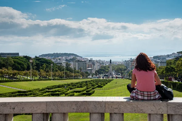 Mulher turística não reconhecida a olhar para a paisagem urbana de Lisboa em Portugal Europa — Fotografia de Stock