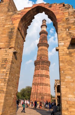 Yeni Delhi, Hindistan, 11 Mart 2017. Kutub Minar kulesinde turist gezisi. Kutub kompleksinin bir parçası Yeni Delhi 'nin Mehrauli bölgesinde bir Unesceo dünya mirası alanı..