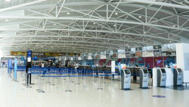 Larnaka, Kıbrıs, 19 Temmuz 2020: Kıbrıs Rum Kesimi 'ndeki Larnaka uluslararası havaalanının Covid 19 koronavirüs hastalığı nedeniyle boş yolcu terminali