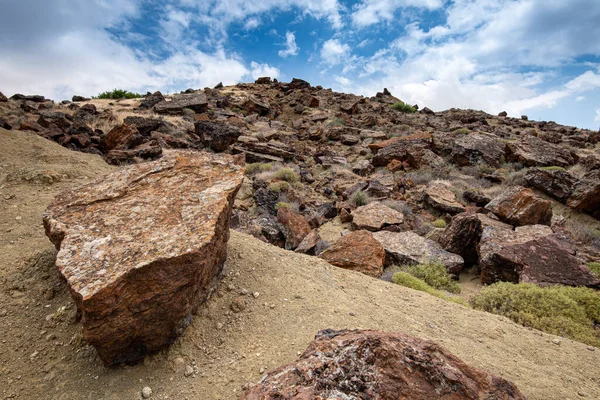 Terres Arides Désertes Une Mine Cuivre Abandonnée Avec Gros Rochers — Photo