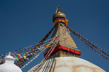 Boudha Stupa, Katmandu Nepal 'de, dinsel renkli bayraklar dalgalanıyor.