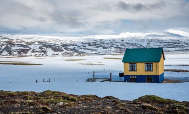 İzlanda 'da kışın Reykjanes' de küçük bir kır evi.