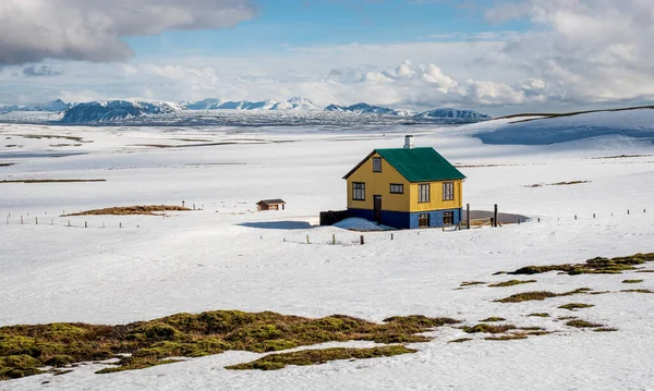 Small cottage house in snow in Reykjanes in winter in Iceland — Stock Photo, Image