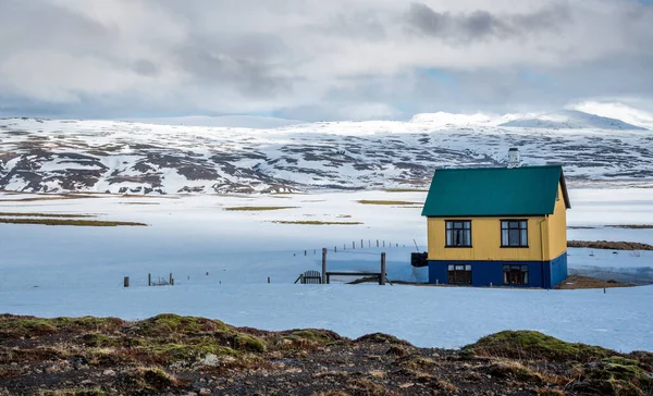 Small cottage house in snow in Reykjanes in winter in Iceland — Stock Photo, Image