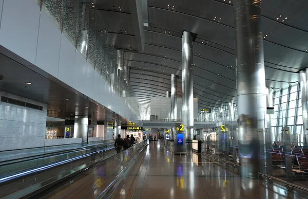Interiér mezinárodního letiště Hamad v Kataru v Dohá, Blízký východ — Stock fotografie