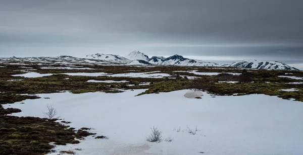 Paesaggio coperto di neve islandese in primavera in Islanda — Foto Stock