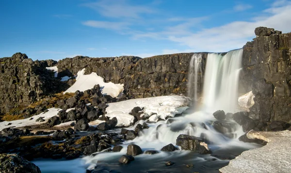 Water van waterval spetterend op een rotsachtige rivier IJsland — Stockfoto