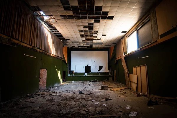 Intérieur Abandonné Endommagé Théâtre Avec Une Lumière Vive Entrant Dans — Photo