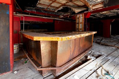 Kıbrıs Rum Kesimi 'nin Lefkoşe kentinde sahnesi hasar görmüş ve çatısı çökmüş bir restoranın terk edilmiş iç mekanı.