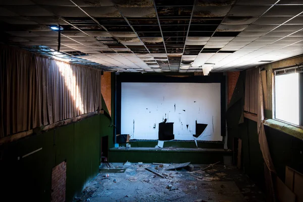 Intérieur Abandonné Endommagé Une Salle Cinéma Avec Une Lumière Vive — Photo