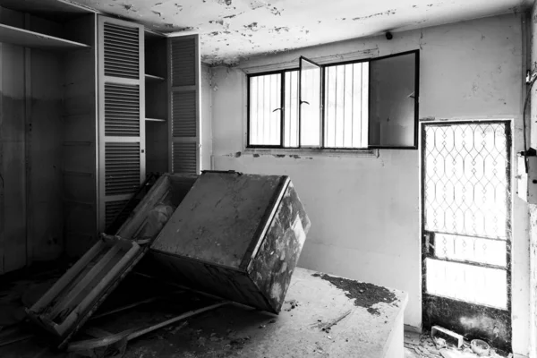 Interior Uma Antiga Casa Abandonada Cozinha Com Móveis Madeira Danificados — Fotografia de Stock