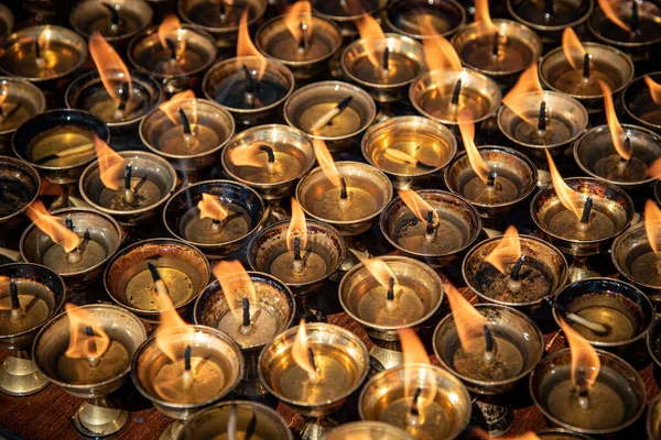 Skupina Ropných Náboženských Svíček Zářících Oranžovými Plameny Hinduistickém Chrámu Symboly — Stock fotografie