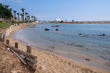 Turistlerle altın kumu ve turkuaz suyu olan Idyllic plajı