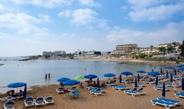 Turistlerle altın kumu ve turkuaz suyu olan Idyllic plajı