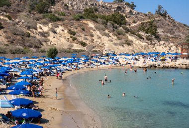 Turkuvaz deniz suyunda yüzen ve yaz tatillerinde dinlenen insanlar..