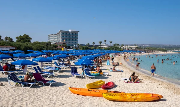 Idyllisk strand med gyllene sand och turkost vatten med turister på sommaren — Stockfoto