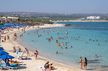 Turistlerle altın kumu ve turkuaz suyu olan Idyllic plajı