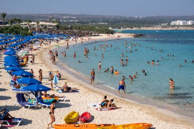 Turistlerle altın kumu ve turkuaz suyu olan Idyllic plajı