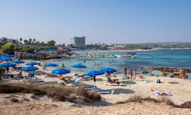 Turistlerle altın kumu ve turkuaz suyu olan Idyllic plajı