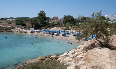 Turistlerle altın kumu ve turkuaz suyu olan Idyllic plajı