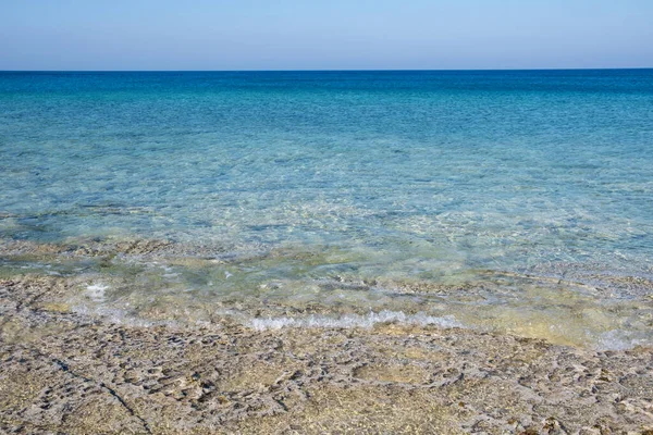 Morze z turkusową, jasnoniebieską wodą i błękitnym niebem z przestrzenią do kopiowania. — Zdjęcie stockowe