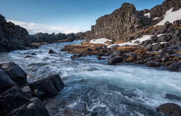 Water van waterval spetterend op een rotsachtige rivier IJsland — Stockfoto