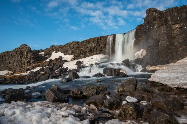 Eau provenant des éclaboussures de cascades sur une rivière rocheuse Islande — Photo