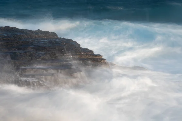 Spetterende stormachtige winderige zee golven op een rotsachtige kust — Stockfoto