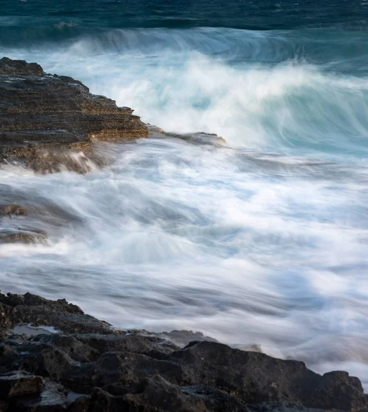 Spetterende stormachtige winderige zee golven op een rotsachtige kust — Stockfoto