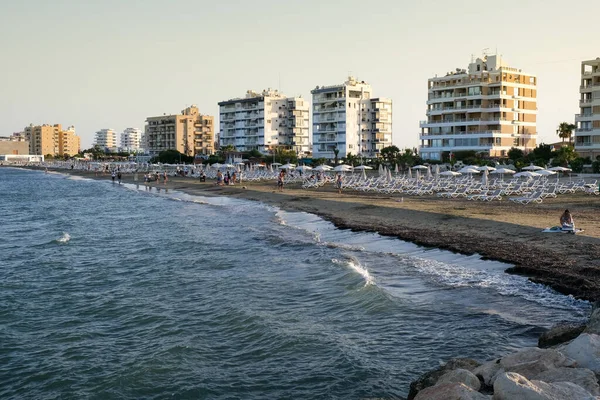 Plage tropicale sablonneuse vide à Larnaca Chypre. — Photo