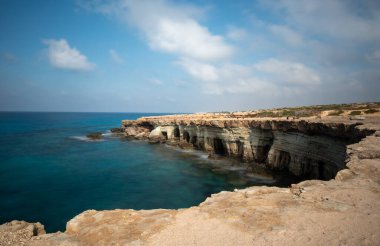 Cape Greko veya Cape Greco deniz mağaraları Kıbrıs 'ta Ayia Napa