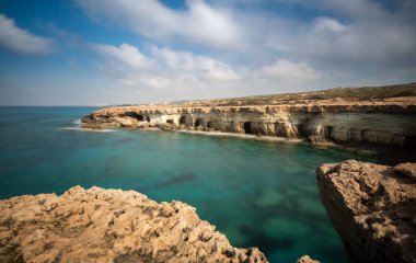 Cape Greko veya Cape Greco deniz mağaraları Kıbrıs 'ta Ayia Napa