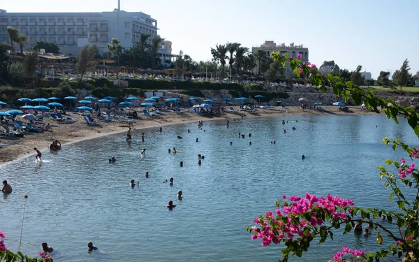 Plage avec des gens qui nagent. Vacances d'été Vrysoudia plage Protaras Chypre — Photo