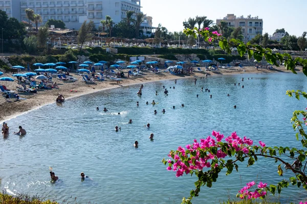 Пляж с купающимися людьми. Летние каникулы Vrysoudia beach Protaras Cyprus — стоковое фото