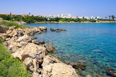Sirena sahilinin turkuaz berrak suyu, Protaras, Kıbrıs Rum Kesimi manzarası