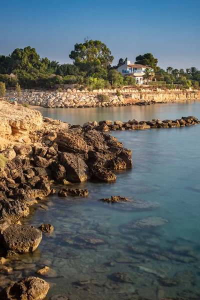 Turkuaz berrak mavi suyu olan deniz burnu. Vyzakia plajı Prtaras, Kıbrıs — Stok fotoğraf