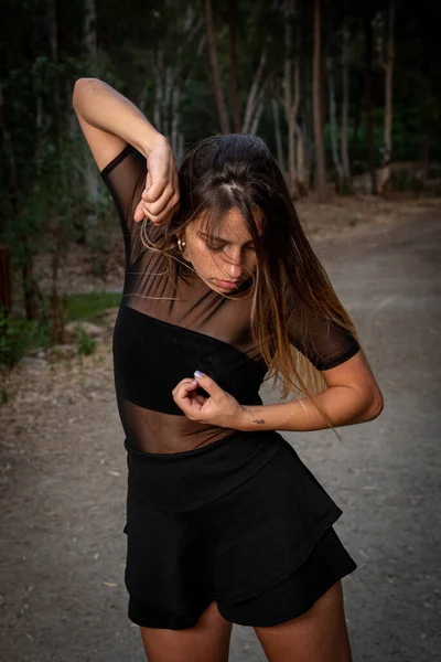 若い美しい現代舞踊家や振付家が森の中で屋外で踊る 環境中で踊る女性 — ストック写真
