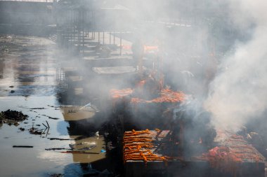 Paşupatinath kompleksinin Hindu tapınağında yakma töreni. Nepal, Asya