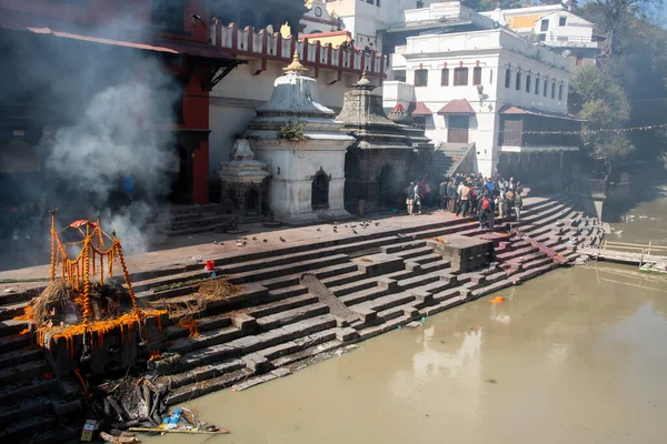 Paşupatinath kompleksinin Hindu tapınağında yakma töreni. Nepal, Asya — Stok fotoğraf