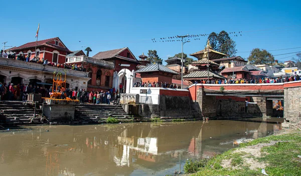 Paşupatinath kompleksinin Hindu tapınağında yakma töreni. Nepal, Asya — Stok fotoğraf