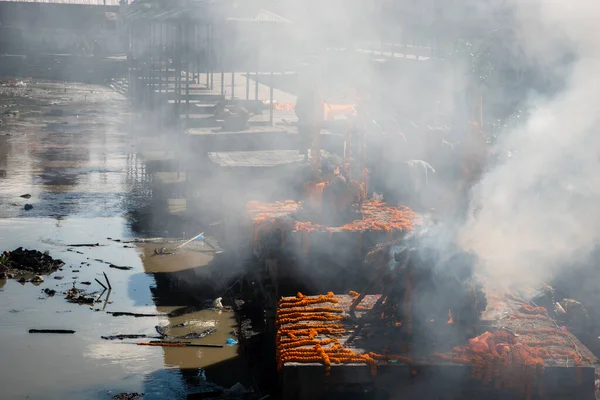 Paşupatinath kompleksinin Hindu tapınağında yakma töreni. Nepal, Asya