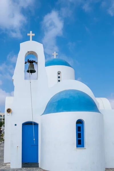 Pequeña iglesia cristiana tradicional contra el cielo azul nublado —  Fotos de Stock