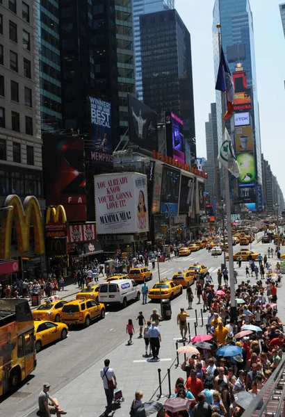 Menigte van mensen lopen op de New York City Times Square, New York, Verenigde Staten — Stockfoto