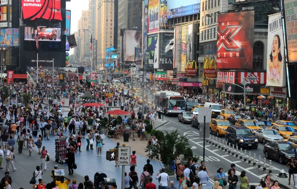 Menschenmenge auf dem Times Square in New York City USA lizenzfreie Stockbilder