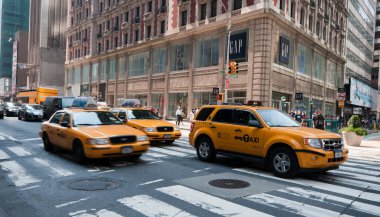 New York, ABD 'de 5. caddede sarı taksilerle Midtown Manhattan caddesi manzarası.