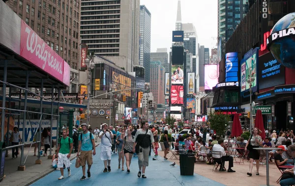 Straßenansicht von Midtown Manhattan mit Menschenmassen beim Gehen. New York City USA Stockfoto