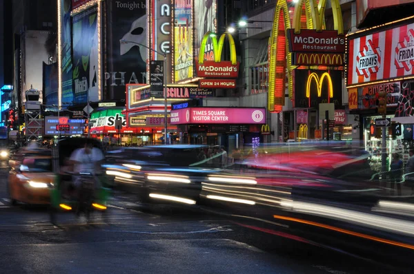 New York Times Square mit beleuchteten Plakatwänden und fahrenden Autos, USA lizenzfreie Stockfotos
