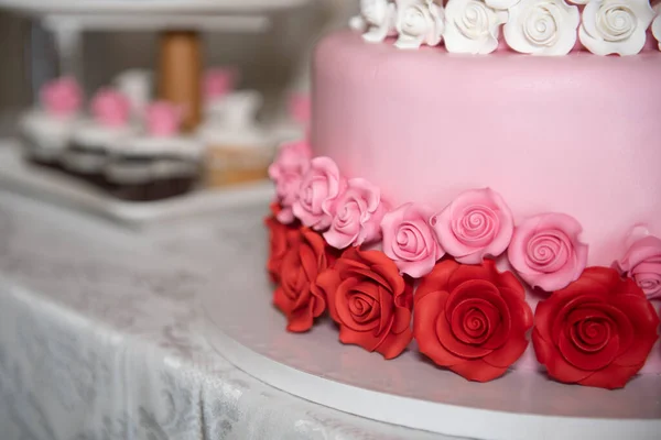 Dulce pastel de cumpleaños delicioso con flores dulces decoración — Foto de Stock